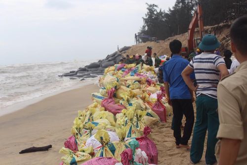 Thừa Thiên Huế: Huy động hàng trăm người gia cố bờ biển