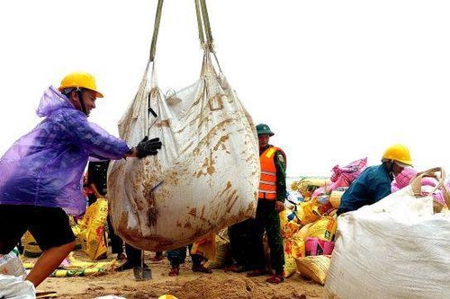 Hàng trăm người dân Thừa Thiên Huế ứng cứu sạt lở bờ biển
