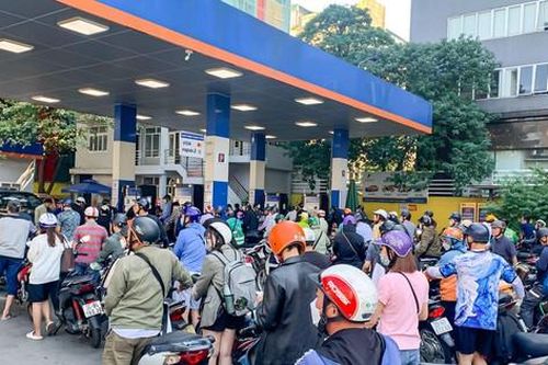 Người dân xếp hàng chờ đổ xăng từ sáng sớm, nhân viên làm việc không dừng tay
