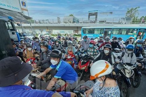 Khóc - cười mua xăng: Nơi vỡ òa được đổ đầy bình, chỗ đội nắng mòn mỏi chờ đợi