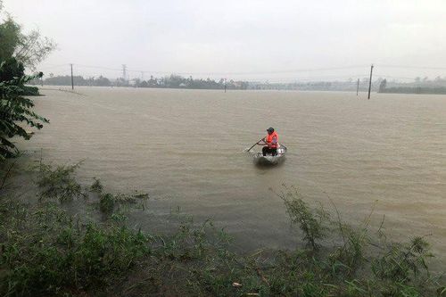 Một người bị lũ cuốn trôi ở Quảng Ngãi