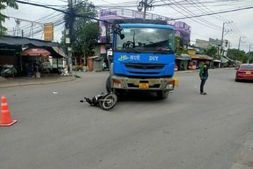 Camera ghi lại cảnh xe tải kéo lê xe máy, 2 cô gái thương vong