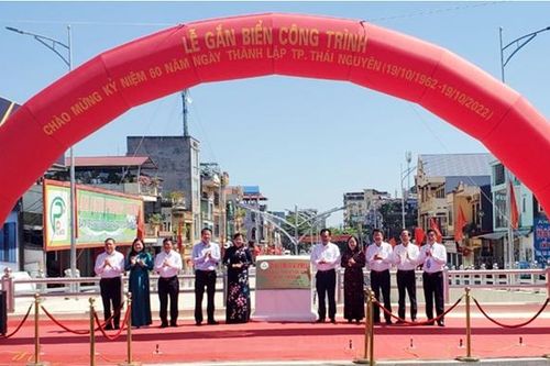 Gắn biển công trình chào mừng kỷ niệm 60 năm thành lập thành phố Thái Nguyên, tỉnh Thái Nguyên