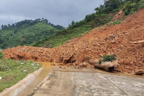 Sạt lở cản trở giao thông tại đường Hồ Chí Minh nhánh Tây tỉnh Quảng Trị