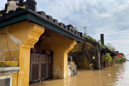 Các tỉnh miền Trung mưa to trên diện rộng, nhiều nơi mưa rất to gây ngập lụt.