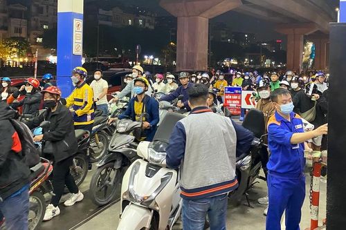 Hà Nội: Người dân ùn ùn xếp hàng chờ mua xăng trước giờ tăng giá