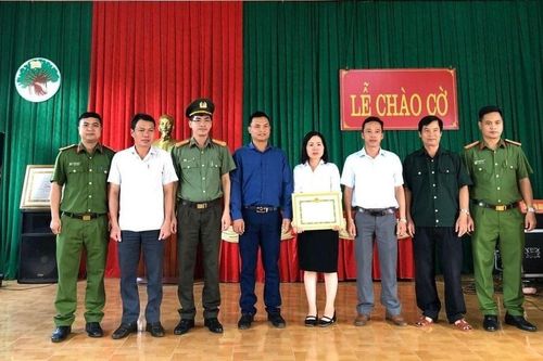 Khen thưởng nữ nhân viên bưu điện 2 lần 'phá' vụ lừa đảo