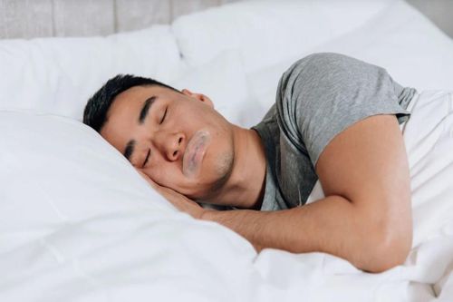 Cảnh báo trào lưu dán miệng khi ngủ