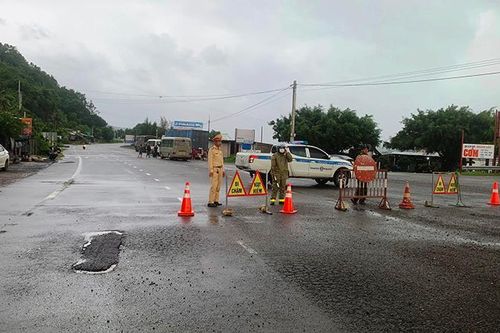 Mưa lũ hư hỏng nặng trên các tuyến giao thông, Phú Yên xin công bố tình trạng khẩn cấp