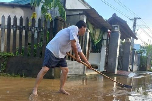 Người dân Quảng Ngãi dọn bùn đất sau mưa lũ