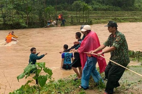 Vượt dòng lũ dữ sơ tán người dân đến nơi an toàn