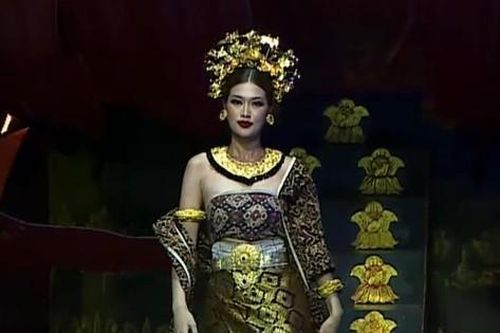 Phần catwalk 'vừa lạ vừa quen' của Hoa hậu Thiên Ân với trang phục truyền thống Bali