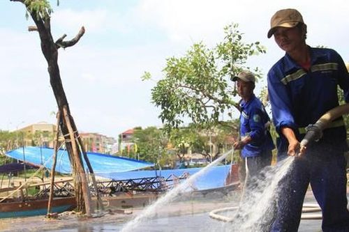 Phố cổ Hội An chạy đua gột rửa bùn non sau khi nước rút