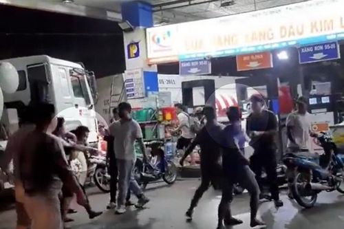 Nhóm người đánh nhân viên cây xăng vì mua 5 lít xăng nhưng chỉ bán 1,5 lít