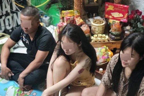 Phát hiện nhóm 'bay lắc' tại cửa hàng bán điện thoại