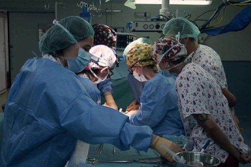 Hy hữu em bé đầu tiên trên thế giới được ghép ruột từ người đã ngừng tim