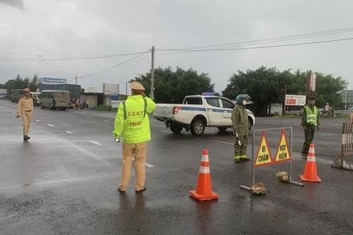 CSGT Phú Yên trắng đêm hướng dẫn giao thông ở nơi sạt lở do mưa lũ