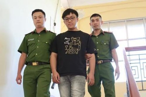 Bán tài khoản ngân hàng cho bọn lừa đảo, còn chiếm đoạt tiền bên trong