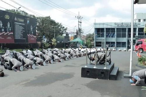 Cảnh sát Indonesia quỳ gối xin lỗi vì thảm kịch khiến 131 người chết