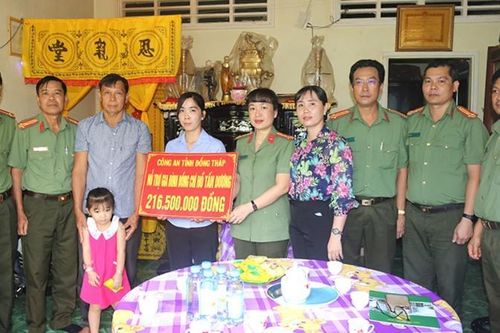 Trao tiền ủng hộ của cán bộ, chiến sĩ cho gia đình Thiếu tá Công an hy sinh
