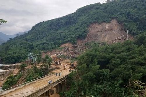 Quảng Ngãi: Khẩn trương khôi phục các tuyến đường trên núi bị sạt lở do mưa lũ