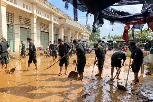 Bộ đội, dân quân 'chung tay' cùng giáo viên dọn bùn rác sau mưa lũ, sớm nhất cho trẻ đến trường