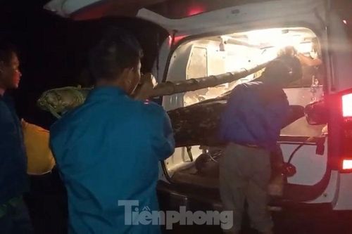 Xuyên đêm băng rừng vượt núi khiêng bệnh nhân đi cấp cứu