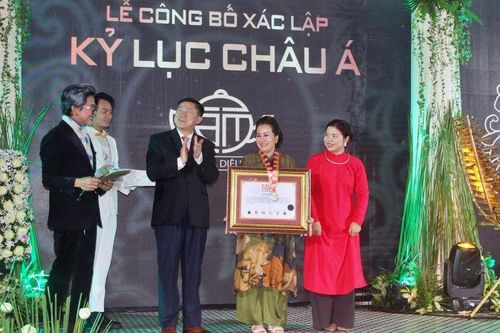 Bộ sưu tập hơn 1.000 ấm tử sa của Việt Nam được xác lập kỷ lục châu Á