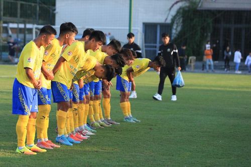 Chuyện về hình ảnh đẹp của bóng đá Việt Nam: Vỗ tay đón đồng đội và cúi đầu chào đối thủ