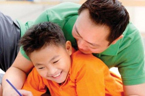 Con trai 12 tuổi xin tiền mua giày mới, người cha tỷ phú trả lời 1 câu bất ngờ