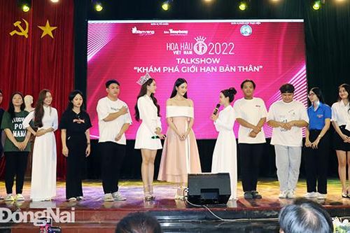 Hoa hậu Mai Phương giao lưu với hơn 1 ngàn sinh viên Trường đại học Đồng Nai