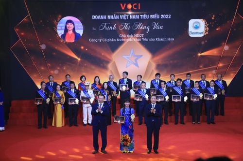 Bà Trịnh Thị Hồng Vân – Chủ tịch Hội đồng quản trị Công ty Cổ phần Nước giải khát Yến sào Khánh Hòa được trao tặng danh hiệu 'Doanh nhân Việt Nam tiêu biểu'