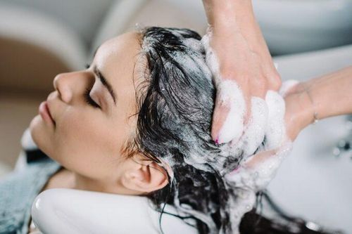 Chẳng cần ra tiệm, lấy thứ mằn mặn này mà gội, tóc sẽ mượt như nhung