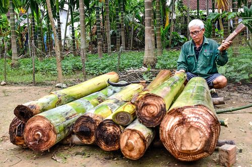 Người dân đóng bè chuối chuẩn bị ứng phó lũ