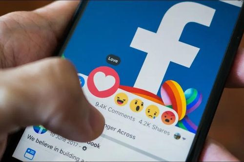 Người trẻ quay lưng với nút 'like'