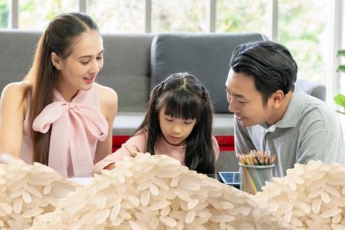 Cả gia đình Trung Quốc cùng đếm 10.000 hạt gạo để con làm bài về nhà