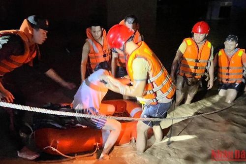 Đà Nẵng triển khai lực lượng ứng cứu người dân