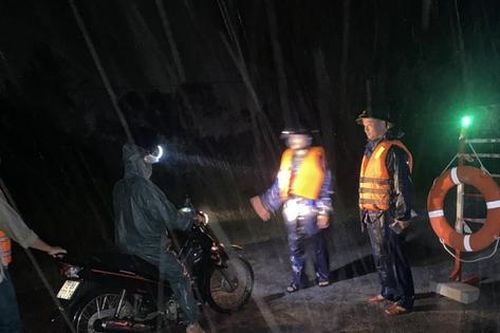 Lao vào lũ dữ ứng cứu cụ bà trong đêm tối tại Thừa Thiên - Huế