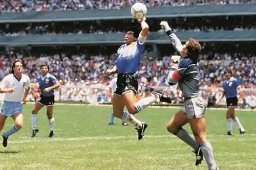 Quả bóng 'Bàn tay Chúa' của Maradona sẽ được bán với giá 68 tỷ đồng