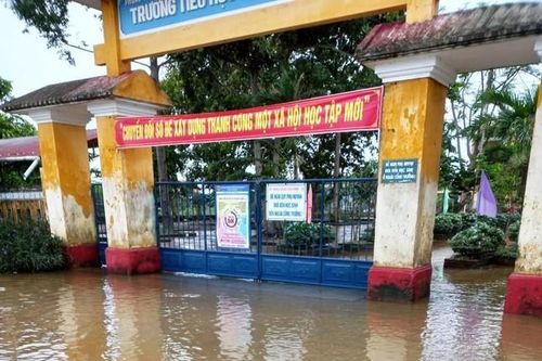 Ứng phó mưa lũ nguy hiểm, học sinh vùng trũng TT-Huế nghỉ học từ chiều 14/10