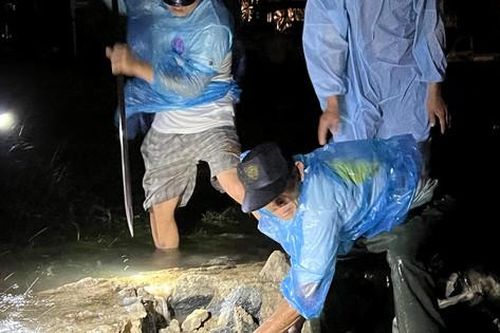 Người dân đục bờ đê thoát nước giữa đêm