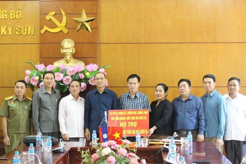 Các huyện nước bạn Lào trao quà hỗ trợ nhân dân huyện Kỳ Sơn khắc phục hậu quả lũ quét