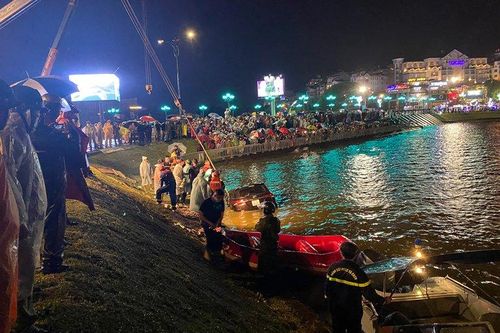 Lâm Đồng: Xe ô tô mất lái lao xuống hồ Xuân Hương, 2 người tử vong