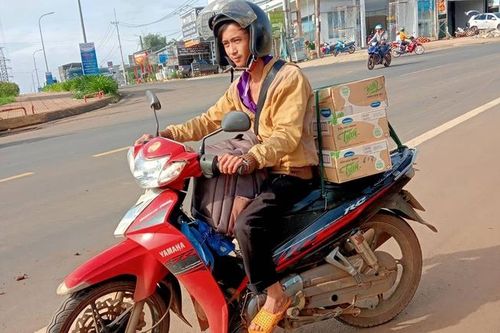 Chạy xe máy hơn 800km mang hàng cứu trợ đến người dân vùng lũ