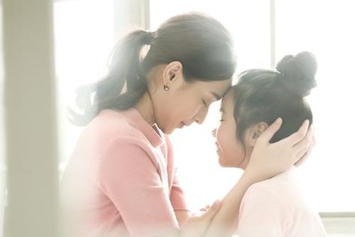 Ngày tôi lấy chồng, chị dâu ôm con tôi ngồi trong phòng