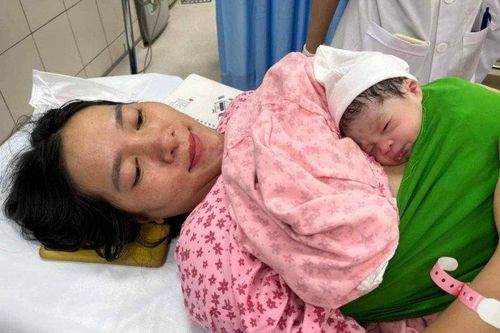 Đang đi làm thì vào viện lên bàn đẻ