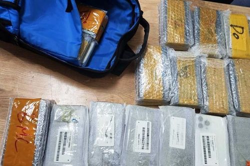 Thu giữ hơn 700 điện thoại di động vận chuyển trái phép qua sân bay Tân Sơn Nhất