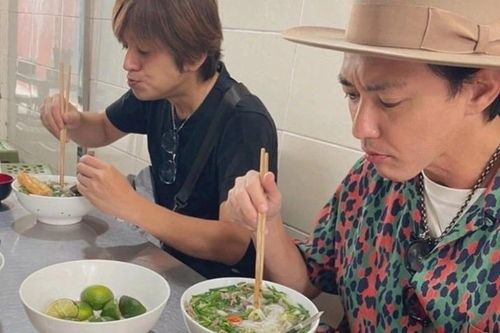 Diễn viên 'Siêu nhân Gao' ăn phở ở Hà Nội