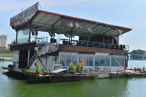 Tháo dỡ 5 du thuyền bỏ hoang trên Hồ Tây