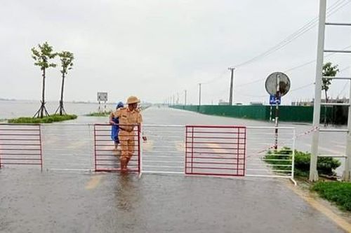 TT – Huế: Nhiều tuyến đường chìm trong biển nước